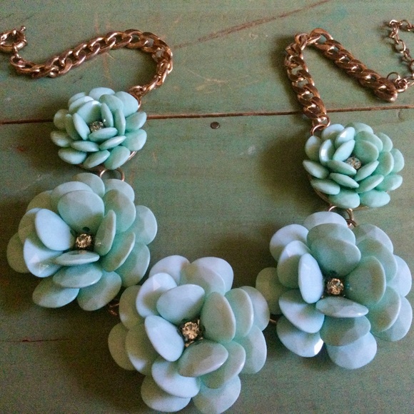 Pretty Minty Green Five Flower & Crystal Center Statement Necklace - Picture 2 of 4